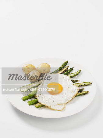 Green asparagus with new potatoes and a fried egg