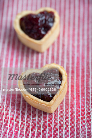 Heart-shaped biscuits filled with cranberry jam