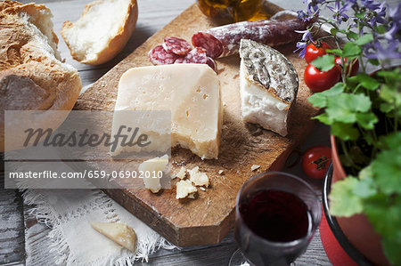 Sheep's cheese, bread, salami and red wine