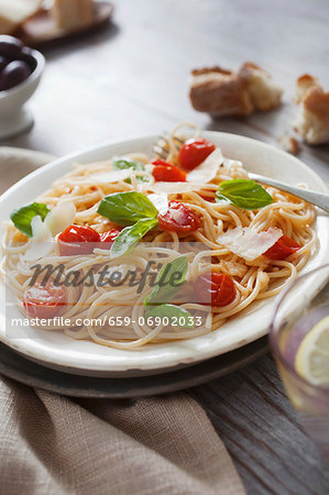 Spaghetti semplici (pasta with tomatoes, parmesan and basil) Spaghetti semplici (pasta with tomatoes, parmesan and basil)