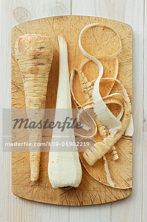 Parsnips with and without peels Parsnips with and without peels