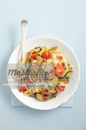 Tagliatelle with smoked ham, courgette and cherry tomatoes Tagliatelle with smoked ham, courgette and cherry tomatoes