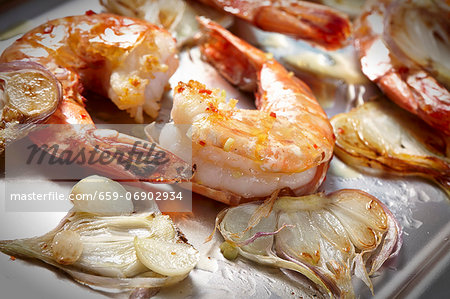 King prawns with garlic and chilli (close-up)