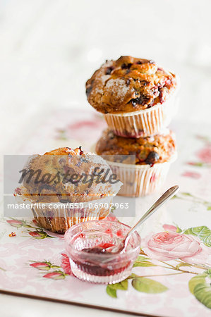 Blueberry muffins with jam