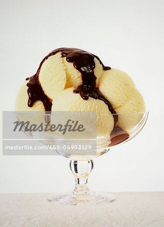 Vanilla ice cream with chocolate sauce