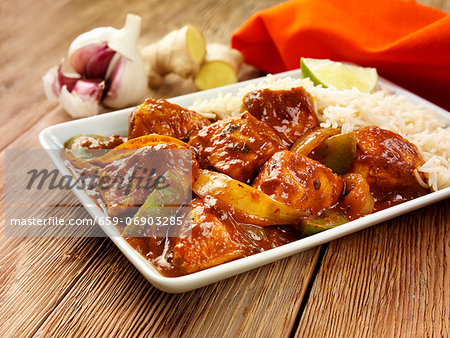 Chicken curry with onions, peppers and rice (India)