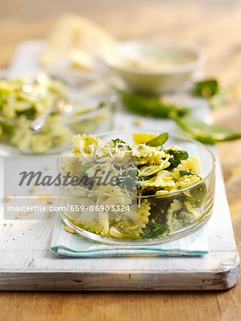 Pasta salad with spinach and pine nuts