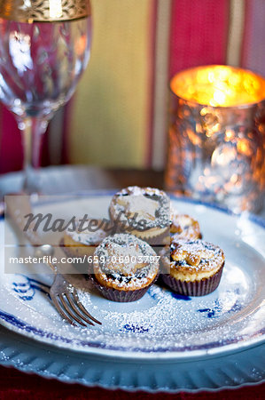 Mince pies dusted with icing sugar