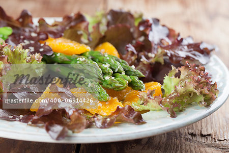 Asparagus salad with oranges, lollo rosso lettuce and hemp seeds