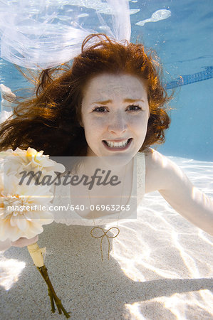 USA, Utah, Orem, Portrait of young bride with bouquet under water