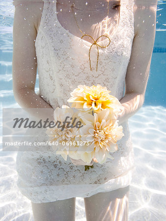 USA, Utah, Orem, Young woman with bouquet under water