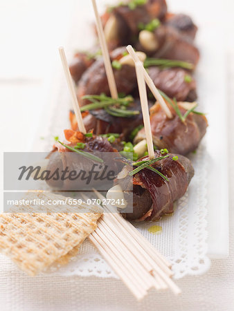 Date skewers with dry-cured ham and almonds Date skewers with dry-cured ham and almonds