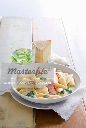 Pasta with spinach and tomatoes in a creamy sauce Pasta with spinach and tomatoes in a creamy sauce
