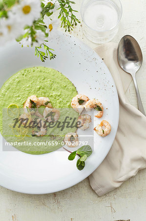 Pea soup with prawns