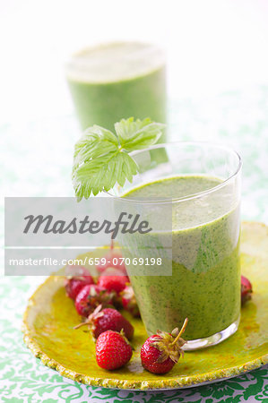 Strawberry-spinach smoothie in two glasses