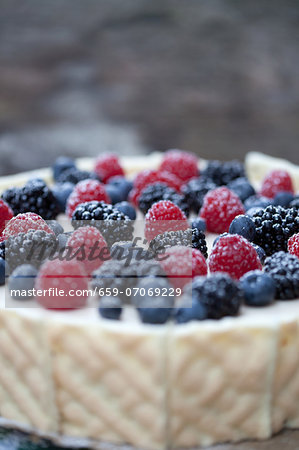 Forest berry-mascarpone cake