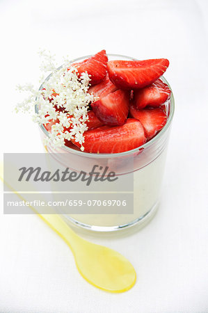 Vanilla pudding with fresh strawberries