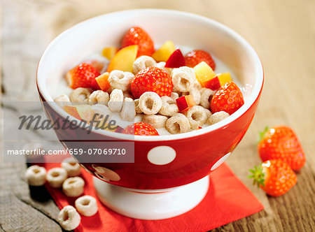 Cereal wholemeal spelt Loops and fruits with milk