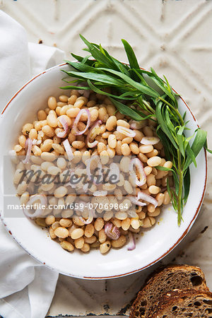 Bean salad with white beans and onions (view from above)