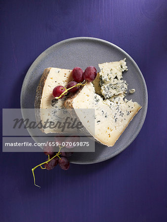 Blue sheep's cheese and red grapes