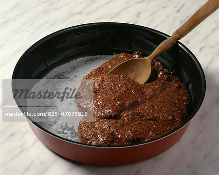 Place greasy wax paper in the bottom of the mould and filling with the preparation Place greasy wax paper in the bottom of the mould and filling with the preparation