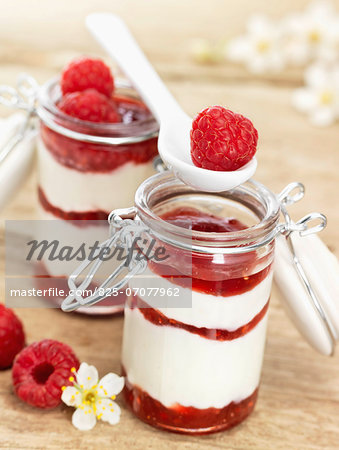 Individual jars of fromage blanc with raspberry puree