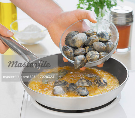 Cooking the littleneck clams