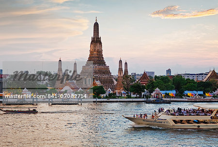 Wat Arun (Temple of the Dawn) and Chao Phraya River at sunset, Bangkok, Thailand, Southeast Asia, Asia