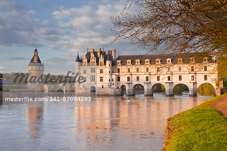 The River Cher and Chateau Chenonceau lit up by the setting sun, Indre-et-Loire, Centre, France, Europe