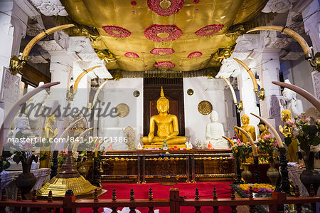 Golden Buddha statue at Temple of the Sacred Tooth Relic (Sri Dalada Maligawa), UNESCO World Heritage Site, Kandy, Sri Lanka, Asia