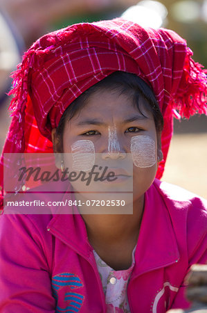 Young Pa-O tribe woman wearing traditional Thanaka sun block paste, Thaung Tho tribal market, Inle Lake, Shan State, Myanmar (Burma), Asia