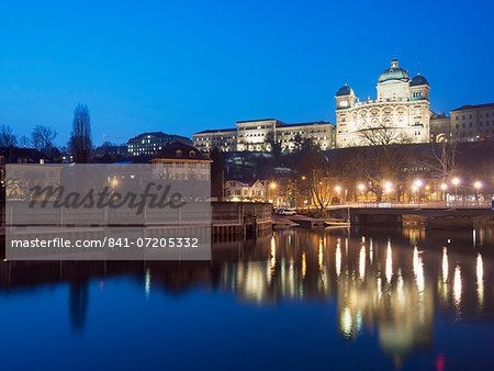 Bundeshauser (Houses of Parliament) and River Aar, Bern, Switzerland, Europe