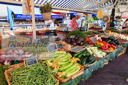 The morning fruit and vegetable market, Cours Saleya, Nice, Alpes Maritimes, Provence, Cote d'Azur, French Riviera, France, Europe