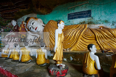 Statues of the Buddha at the Kawgun Buddhist Cave, near Hpa-An, Karen (Kayin) State, Myanmar (Burma), Asia