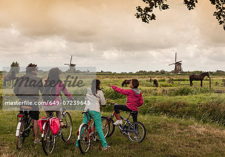 Family with two children on bikes, Kinderdijk, Olanda, Amsterdam Family with two children on bikes, Kinderdijk, Olanda, Amsterdam