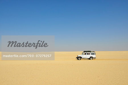 Four Wheel Drive Car in Desert, Matruh Governorate, Libyan Desert, Sahara Desert, Egypt, Africa