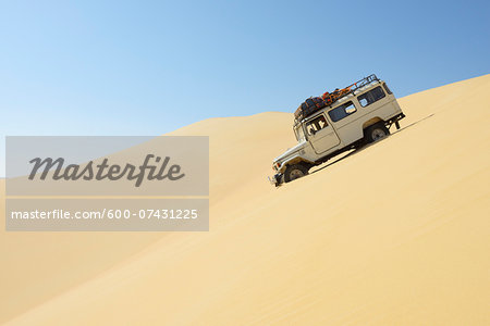 Four Wheel Drive Car in Desert, Matruh, Great Sand Sea, Libyan Desert, Sahara Desert, Egypt, North Africa, Africa