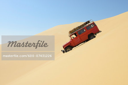 Four Wheel Drive Car in Desert, Matruh, Great Sand Sea, Libyan Desert, Sahara Desert, Egypt, North Africa, Africa
