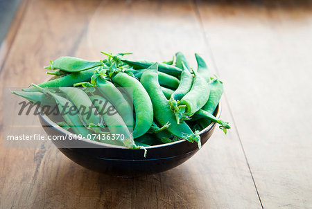 Bowl of peapods on table