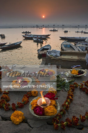 After the Kumbh Mela festival in Varanasi, some pilgrims move to Varanasi on the Ganges to make offerings and swim in the sacred waters.