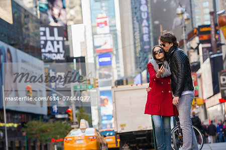 Young couple on vacation, New York City, USA