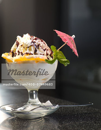 Photo dessert ice cream sundaes decorated in a saucer