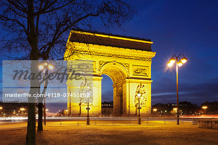 Arc de Triomphe at dusk, Paris, Ile de France, France, Europe