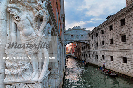 The Bridge of Sighs and Palazzo Ducale (Doges Palace), Venice, UNESCO World Heritage Site, Veneto, Italy, Europe