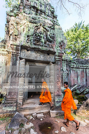 Buddhist monks at Ta Prohm Temple (Rajavihara), Angkor, UNESCO World Heritage Site, Siem Reap Province, Cambodia, Indochina, Southeast Asia, Asia