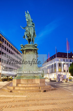 Statue on Ostra Larmgatan at dusk, Gothenburg, Sweden, Scandinavia, Europe