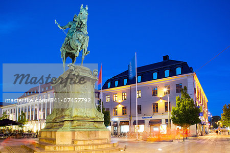 Statue on Ostra Larmgatan at dusk, Gothenburg, Sweden, Scandinavia, Europe