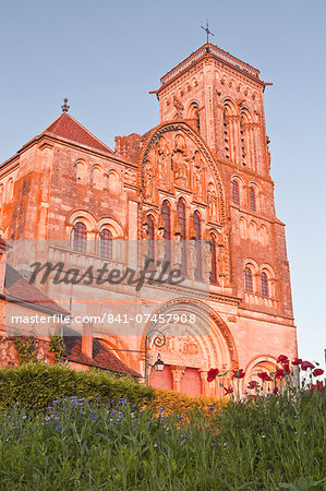 Basilique Sainte-Marie-Madeleine in the village of Vezelay, Yonne, Burgundy, France, Europe