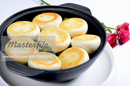 Chinese Food:Toasted Dumplings in a black pot decorated with roses