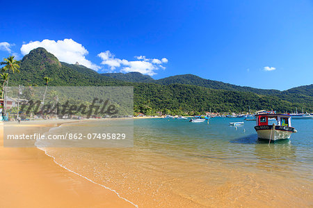 South America, Brazil, Green Coast (Costa Verde), Rio de Janeiro, Ilha Grande state park, View of Abraao beach and South-East Reserves Atlantic Forest stretching down to the sea on Ilha Grande